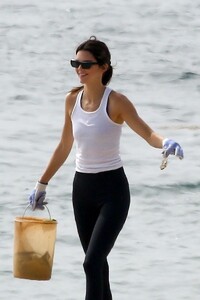 kendall-jenner-heal-the-bay-to-clean-up-the-beaches-in-malibu-10-09-2019-6.jpg