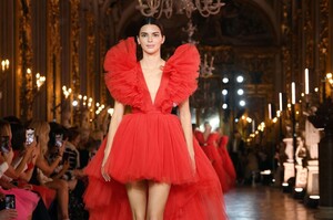 kendall-jenner-walks-giambattista-valli-loves-h-m-show-in-rome-10-24-2019-10.jpg