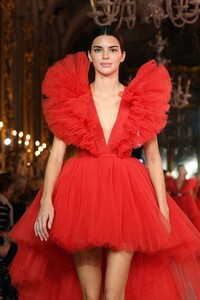 kendall-jenner-walks-giambattista-valli-loves-h-m-show-in-rome-10-24-2019-11.jpg