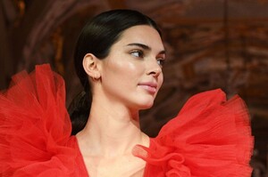 kendall-jenner-walks-giambattista-valli-loves-h-m-show-in-rome-10-24-2019-13.jpg