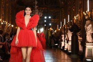 kendall-jenner-walks-giambattista-valli-loves-h-m-show-in-rome-10-24-2019-14.jpg