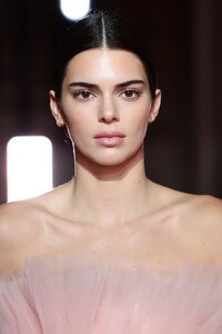 kendall-jenner-walks-giambattista-valli-loves-h-m-show-in-rome-10-24-2019-2.jpg