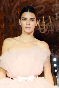 kendall-jenner-walks-giambattista-valli-loves-h-m-show-in-rome-10-24-2019-7.jpg