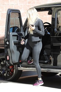 khloe-kardashian-booty-in-tights-10-25-2019-1.jpg