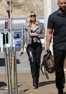 khloe-kardashian-in-a-black-snakeskin-ensemble-malibu-farm-pier-cafe-in-malibu-10-15-2019-3.jpg