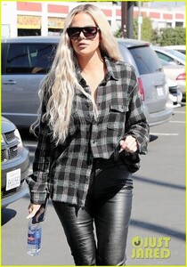 khloe-kardashian-kicks-off-her-christmas-shopping-02.thumb.jpg.8dd1cd477f8b3b72f14fb019cf0248df.jpg