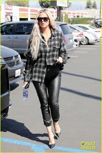 khloe-kardashian-kicks-off-her-christmas-shopping-05.thumb.jpg.4a67e51f8f30686de9d977dd14562cc8.jpg