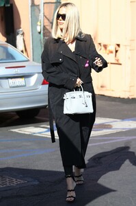 khloe-kardashian-leaving-emilio-s-trattoria-italian-restaurant-in-encino-10-04-2019-4.jpg