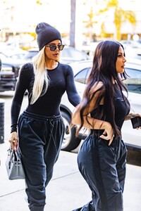 khloe-kardashian-out-in-los-angeles-09-30-2019-2.jpg