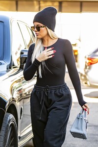 khloe-kardashian-out-in-los-angeles-09-30-2019-3.jpg