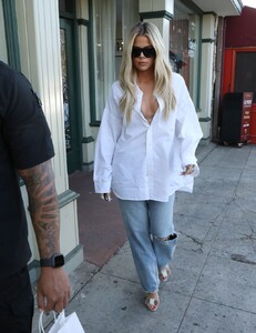 khloe-kardashian-shopping-at-juvenile-shop-baby-store-in-sherman-oaks-10-03-2019-10.jpg