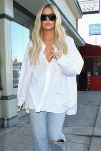 khloe-kardashian-shopping-at-juvenile-shop-baby-store-in-sherman-oaks-10-03-2019-3.jpg