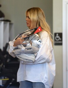 khloe-kardashian-shopping-at-juvenile-shop-baby-store-in-sherman-oaks-10-03-2019-8.jpg