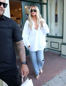 khloe-kardashian-shopping-at-juvenile-shop-baby-store-in-sherman-oaks-10-03-2019-9.jpg