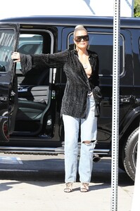 khloe-kardashian-street-style-10-08-2019-1.jpg