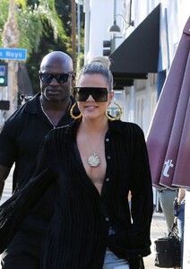 khloe-kardashian-street-style-10-08-2019-11.jpg