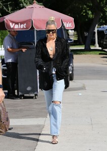 khloe-kardashian-street-style-10-08-2019-4.jpg