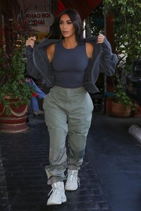 kim-kardashian-street-style-10-02-2019-4.jpg