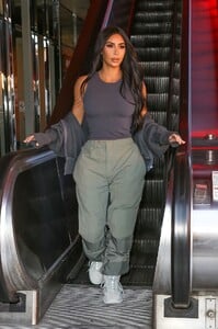kim-kardashian-street-style-10-02-2019-6.jpg