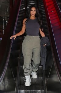 kim-kardashian-street-style-10-02-2019-7.jpg