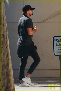 leonardo-dicaprio-rocks-pair-of-skinny-jeans-meeting-05.jpg