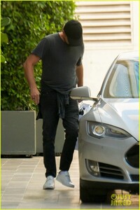 leonardo-dicaprio-spends-the-day-in-beverly-hills-05.jpg