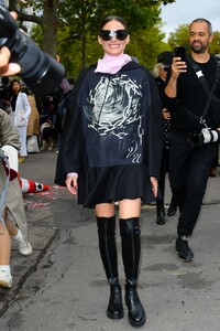 olivia-palermo-valentino-fashion-show-in-paris-09-29-2019-1.thumb.jpg.194160d15392c0f6d5a6c28c8dc4e59a.jpg