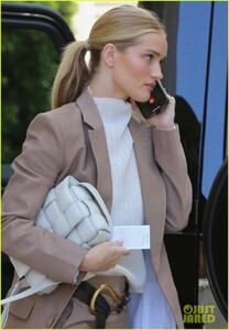 rosie-huntington-whiteley-suits-up-for-business-meeting-beverly-hills-01.thumb.jpg.9831aeeb22650dabcff8e7d86055f331.jpg