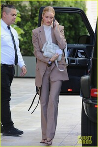 rosie-huntington-whiteley-suits-up-for-business-meeting-beverly-hills-02.thumb.jpg.f164e79020922d8abbfafb83c637ca66.jpg