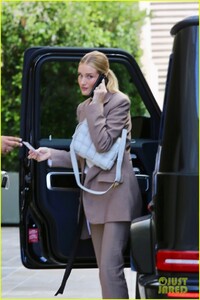 rosie-huntington-whiteley-suits-up-for-business-meeting-beverly-hills-03.thumb.jpg.1f254a3e788262aaa4d4428394b771ff.jpg