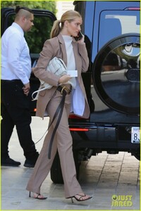 rosie-huntington-whiteley-suits-up-for-business-meeting-beverly-hills-04.thumb.jpg.24591866e5290eba1c67722b2b116340.jpg