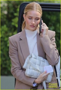 rosie-huntington-whiteley-suits-up-for-business-meeting-beverly-hills-05.thumb.jpg.36bafa3b6d84a34bc995f0d841e3914b.jpg