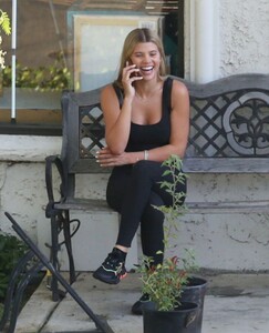 sofia-richie-stocking-up-on-art-supplies-at-graphaids-in-calabasas-10-15-2019-12.jpg