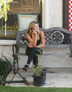 sofia-richie-stocking-up-on-art-supplies-at-graphaids-in-calabasas-10-15-2019-4.jpg