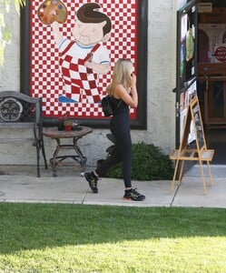 sofia-richie-stocking-up-on-art-supplies-at-graphaids-in-calabasas-10-15-2019-9.jpg