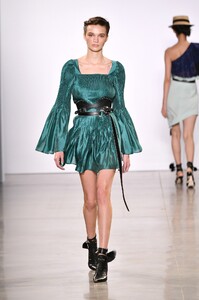 taoray-wang-rtw-spring-2020-004.thumb.jpg.b19b6c086dc88de3d3ec957a3c640646.jpg