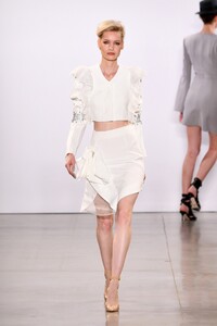 taoray-wang-rtw-spring-2020-025.thumb.jpg.ee87ff8355af2f2b75f785af30912f97.jpg