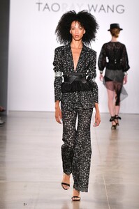 taoray-wang-rtw-spring-2020-035.thumb.jpg.fc8959e89ee2b3c31d0ad3fb7a86827d.jpg