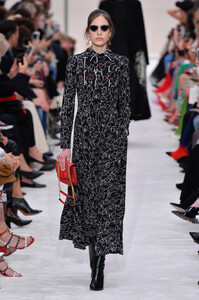 valentino_rtw_fall_2019_paris_fashion_week_pfw_036.thumb.jpg.a4b137d0c8ea9fbee8a1e5b4aa6a3f22.jpg