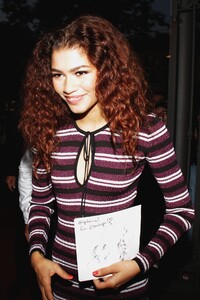 zendaya-presents-the-new-tommy-hilfiger-collection-tommyxzendaya-in-milan-10-03-2019-1.jpg
