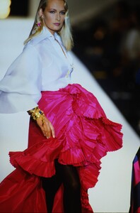 1004947173_dior-fw-1993(4).thumb.jpg.d04573ae262a9e234ce3a8f93ff06331.jpg