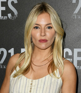 Sienna+Miller+Photocall+STX+Entertainment+mDTSXVP2JG6x.jpg