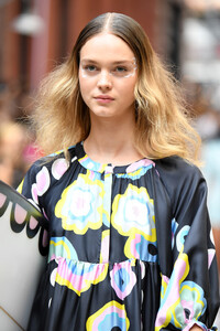 102903300_CynthiaRowleyRunwaySeptember2019NewYork4ePfLHuUKmxx.thumb.jpg.d3ba787445b4bf07a2e411231b2797db.jpg