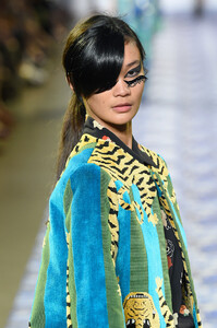 1050768420_LibertineRunwaySeptember2019NewYorkFashionUGvLp6-wJM1x.thumb.jpg.c07895296de46e80fdf93651001e5d52.jpg