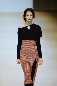 106017025_vivienne-westwood-fw-2000(5).thumb.jpg.bc0dd65b3d979b3f970036823e334bed.jpg