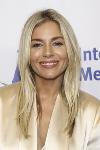 Sienna+Miller+International+Medical+Corps+2mfjjuEekJ9x.jpg
