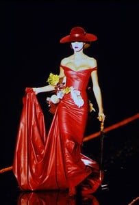 108081682_john-galliano-fw-2000(1).thumb.jpg.d89c77af1a5f020863cd4bddcc4ff549.jpg