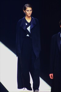 1089563640_giorgio-armani-fw-1998(6).thumb.jpg.9f703096d618ea43bf97cc560adf456b.jpg