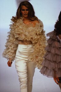 1090677658_martine-sitbon-fw-1991-claudia(6).thumb.jpg.0982c9de9ca90706d73773c4cf9e81a8.jpg