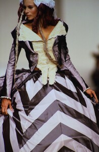 1102023833_john-galliano-ss-1994(6).thumb.jpg.2cda250fe96a25a07c8d15af5fbb5667.jpg